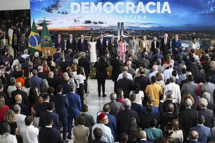 Marcelo Camargo/Agência Brasil Brasília (DF), 08/01/2025 - O presidente Luiz Inácio Lula da Silva participa de eventos em referência aos episódios antidemocráticos ocorridos em 8 de janeiro de 2023: a reintegração das obras de arte destruídas nos ataques antidemocráticos, a reincorporação ao acervo do palácio o relógio do Século XVII e uma ânfora - tidos como símbolos da dificuldade e delicadeza nos trabalhos de restauração; e o descerramento do painel As Mulatas, que foi vandalizado no mesmo ataque, recuperado e, agora devolvido ao seu local original, o 3º andar do Palácio do Planalto. Foto: Marcelo Camargo/Agência Brasil