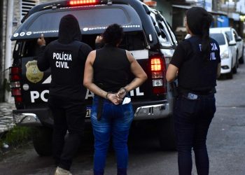 Mulher é presa por consentir que o companheiro cometesse abusos contra as próprias filhas