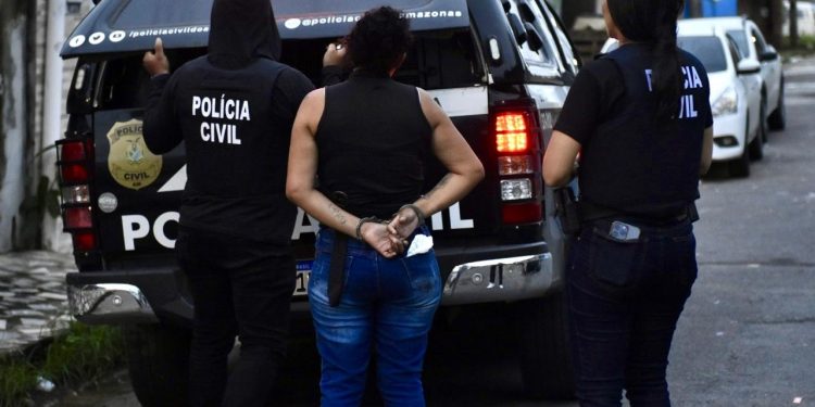 Mulher é presa por consentir que o companheiro cometesse abusos contra as próprias filhas