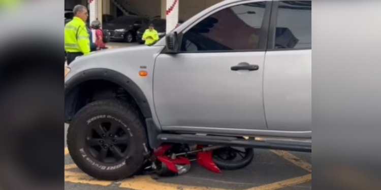 Motociclista fica gravemente ferido em acidente com picape