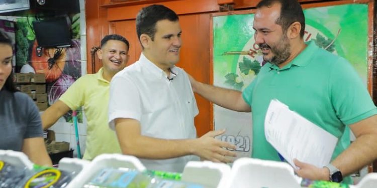 Prefeito em exercício Renato Júnior retoma diálogo com permissionários da feira Manaus Moderna