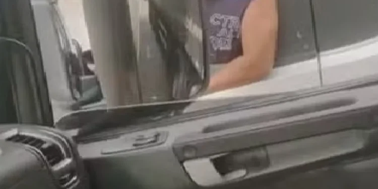 Caminhoneiro é preso após ser flagrado ameaçando motorista com arma