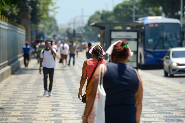 Tomaz Silva/Agência Brasil Rio de Janeiro (RJ), 14/11/2023 – População enfrenta forte onda de calor no Rio de Janeiro. Foto: Tomaz Silva/Agência Brasil