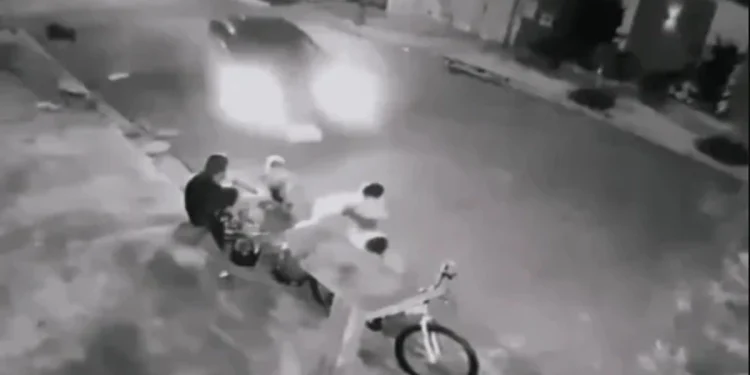 Motorista embriagado atropela crianças que brincavam na calçada