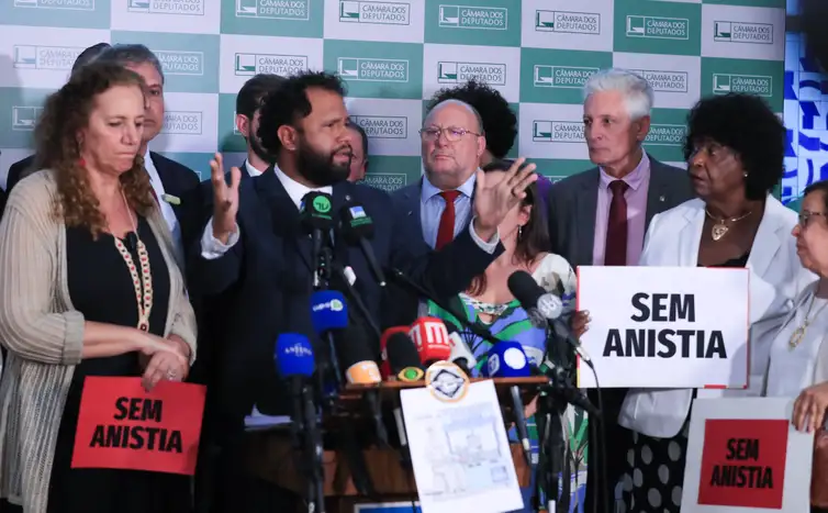 Lula Marques/Agência Brasil Brasília (DF), 19/02/2025 - Deputados e senadores da esquerda durante coletiva a imprensa no salão verde da Câmara. -Foto: Lula Marques/Agência Brasil/2025