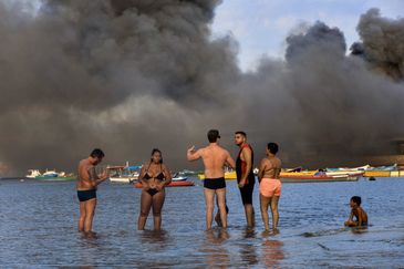 Rafael Wallace/Governo do Rio de Janeiro/Divulgação Rio de Janeiro (RJ) 09/02/2025 - Incêndio em fábrica gera risco de vazamento na Baía de Guanabara.
Foto: Rafael Wallace/Governo do Rio de Janeiro/Divulgação