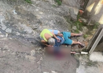 Mãe chora sobre o corpo de PM morto por amigo de infância