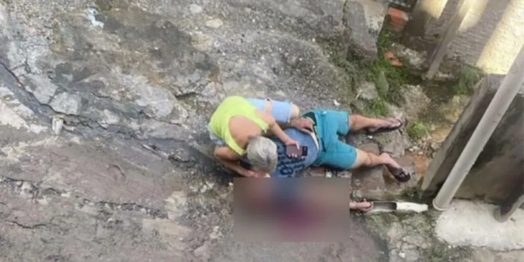 Mãe chora sobre o corpo de PM morto por amigo de infância