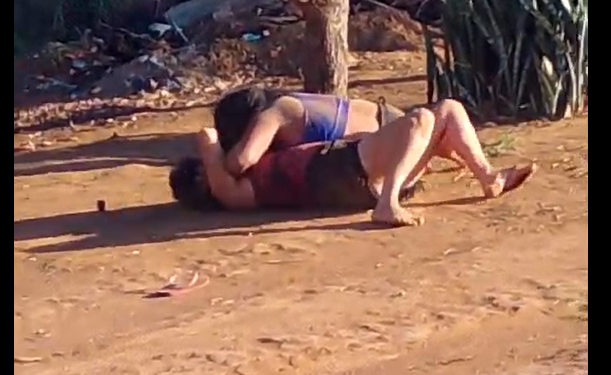 Mulher arranca parte dos lábios de ‘amante’ do marido; veja vídeo