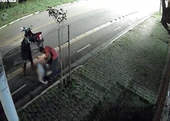 Assaltante morde dedo e chuta idosa em tentativa de roubo