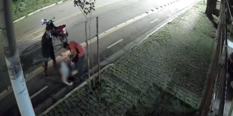 Assaltante morde dedo e chuta idosa em tentativa de roubo