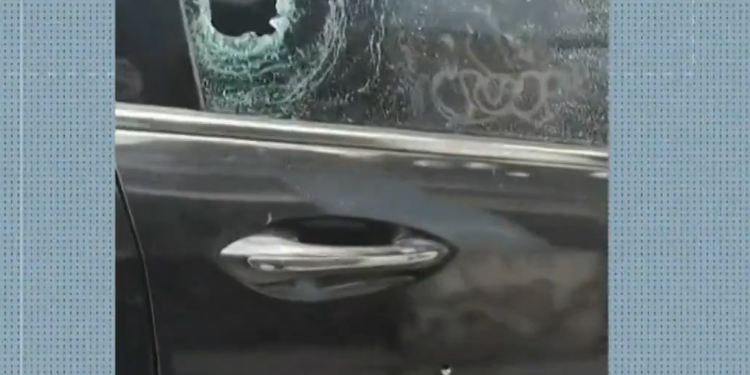 Turista idoso entra por engano em comunidade e tem carro fuzilado Turista idoso entra por engano em comunidade e tem carro fuzilado