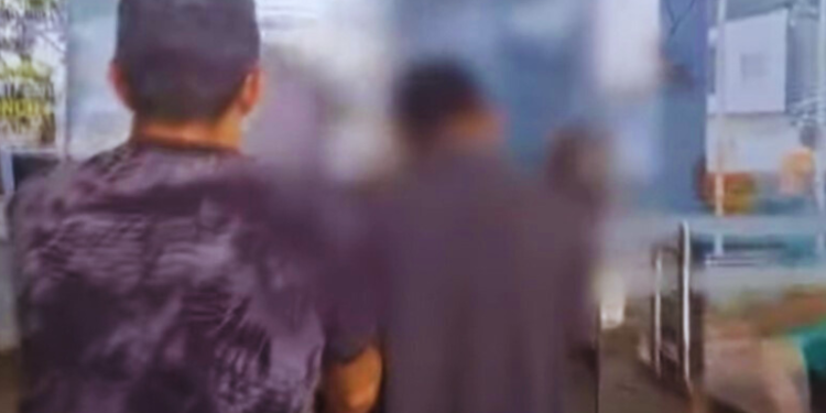 Adolescente armado com faca invade casa e estupra mulher