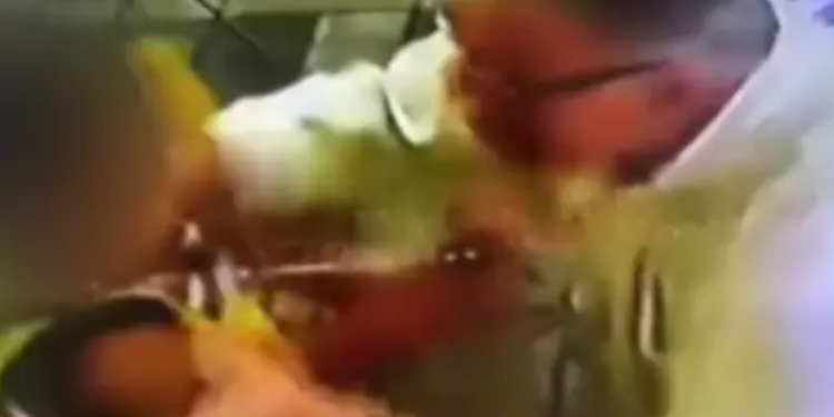 Diretor de escola é filmado agredindo aluno de 4 anos; veja o vídeo