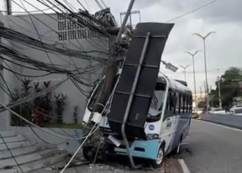 Colisão entre micro-ônibus e poste deixa parte de bairro sem energia