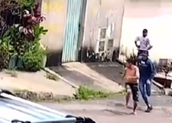 Homem é perseguido e morto a facadas ao cobrar dívida; veja vídeo