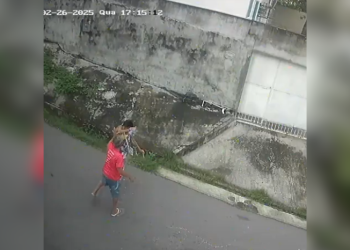 Mulher é atacada a tesouradas pelo vizinho; veja o vídeo