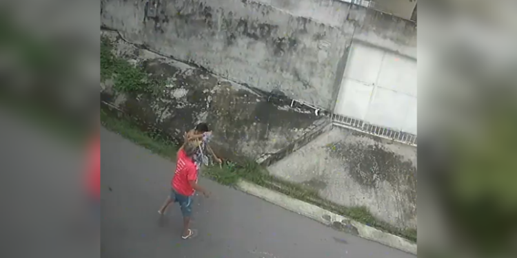 Mulher é atacada a tesouradas pelo vizinho; veja o vídeo