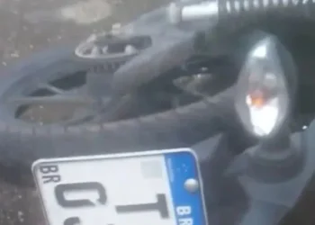 Motociclista morre ao colidir com poste