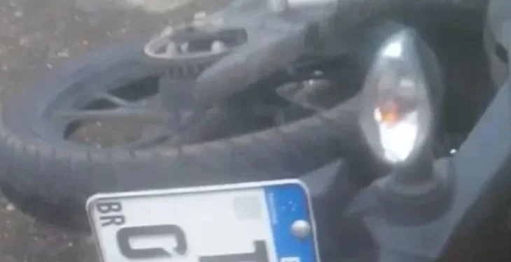 Motociclista morre ao colidir com poste