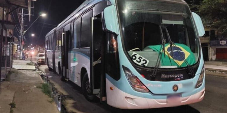 Mulher é esfaqueada por criminosos durante assalto a ônibus