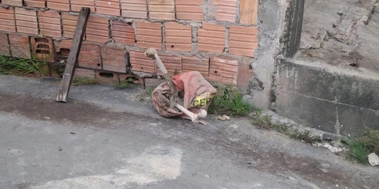 Ossada humana é encontrada dentro de saco