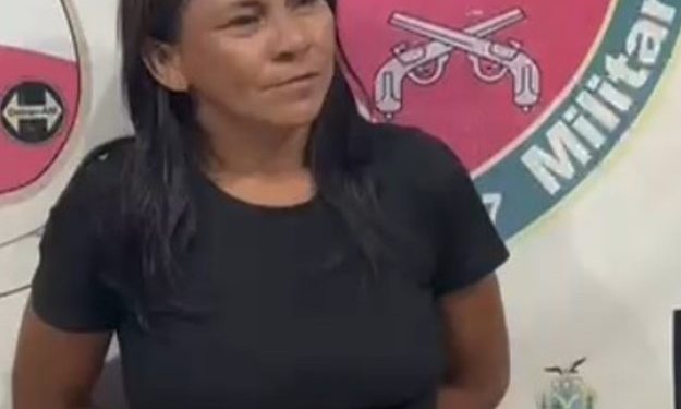 Mulher mata outra a facadas em praça pública