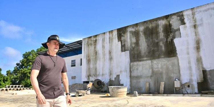 Prefeito David Almeida vistoria obras de novas Unidades de Saúde da Família e sede do Implurb na zona Oeste de Manaus