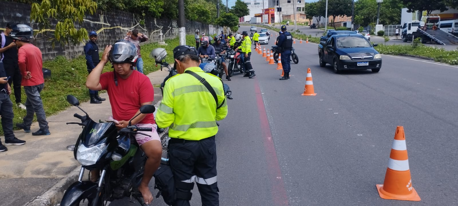 acao-autua-79-motociclistas-e-