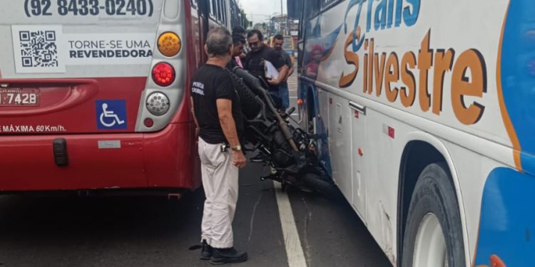 Motocicleta fica amassada entre dois ônibus em acidente