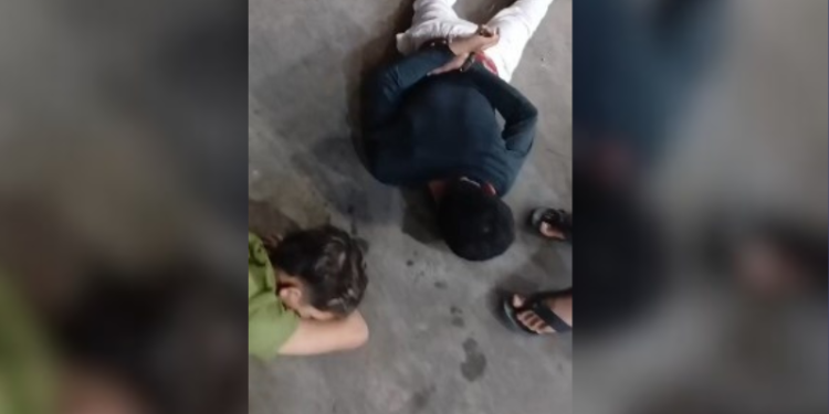 Dupla é presa durante assalto a ônibus em Manaus; veja vídeos