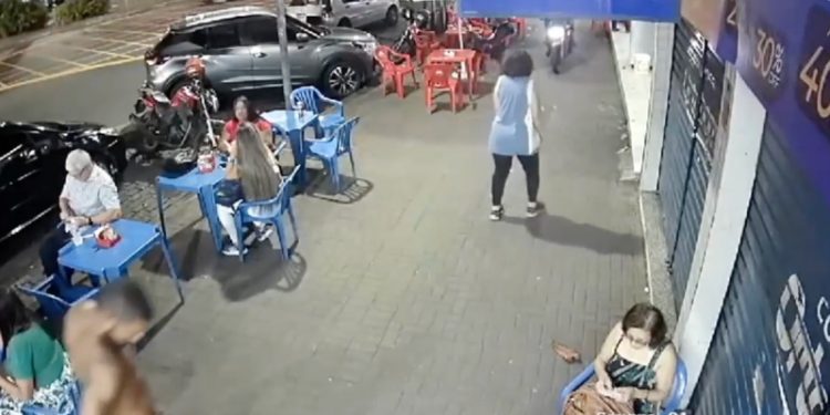 VÍDEO: Homem é brutalmente executado a tiros no na Zona Oeste do RJ VÍDEO: Homem é brutalmente executado a tiros no na Zona Oeste do RJ