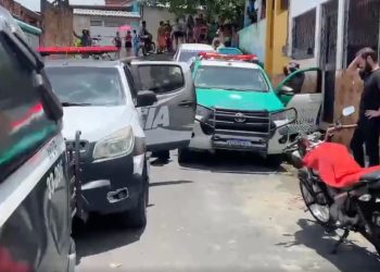 Recém-nascido é encontrado dentro de lixo e caso choca moradores; imagens fortes