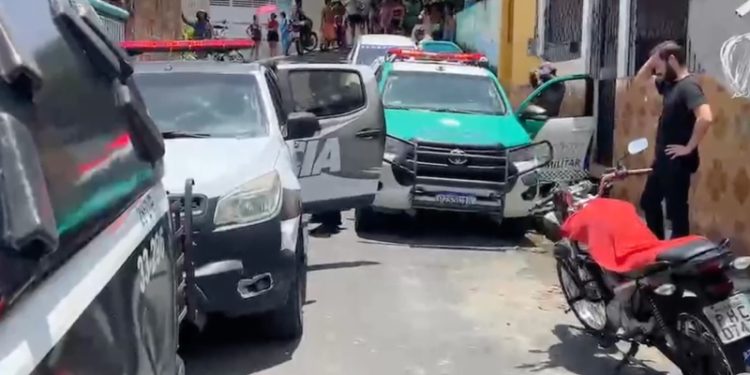 Recém-nascido é encontrado dentro de lixo e caso choca moradores; imagens fortes