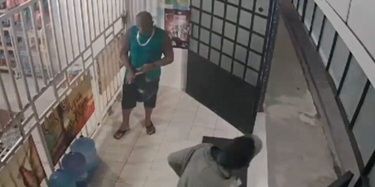 Homem é executado a tiros em distribuidora por desafeto; veja o vídeo 