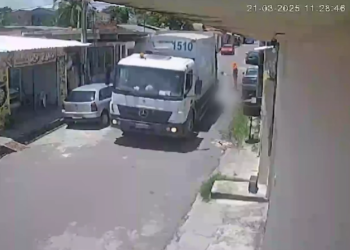 Menina de 6 anos morre atropelada por caminhão de lixo; veja o vídeo