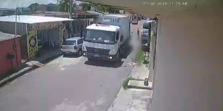 Menina de 6 anos morre atropelada por caminhão de lixo; veja o vídeo