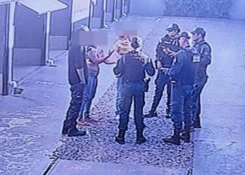 Criança de 2 anos é encontrada dentro de carro em motel