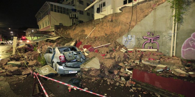 Alagamentos e deslizamentos atingem Manaus após forte chuva