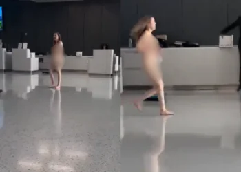 Mulher completamente nua ataca passageiros com lápis em aeroporto; veja vídeo