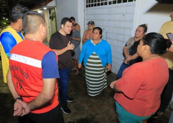 Prefeitura de Manaus presta assistência após desabamento de muro em Manaus