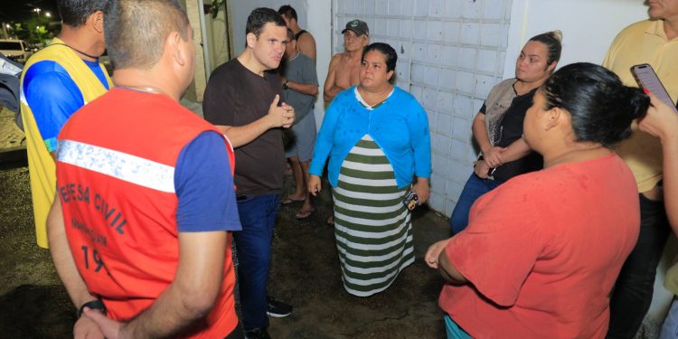 Prefeitura de Manaus presta assistência após desabamento de muro em Manaus