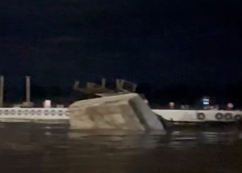 VÍDEO: Porto Admilson Brasil afunda após colisão de balsa petroleira em Humaitá