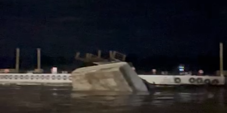 VÍDEO: Porto Admilson Brasil afunda após colisão de balsa petroleira em Humaitá