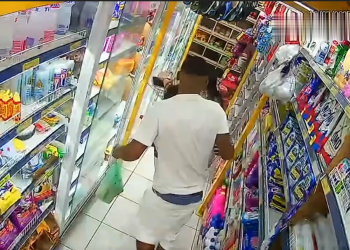 Homem é preso após espancar esposa em mercado de SP