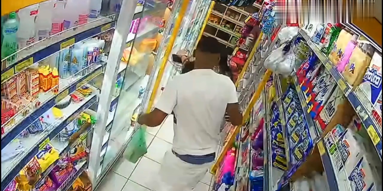 Homem é preso após espancar esposa em mercado de SP