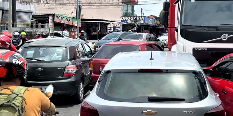 Caminhão invade contramão e provoca acidentes na Zona Norte; veja o vídeo 