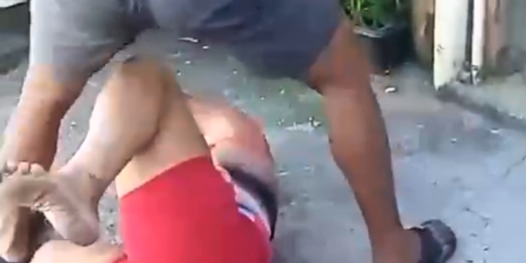 Homem espanca mulher para que “tribunal do crime” não tome providências; veja o vídeo 