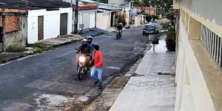 Homem é abordado por quadrilha em moto na Zona Norte de Manaus