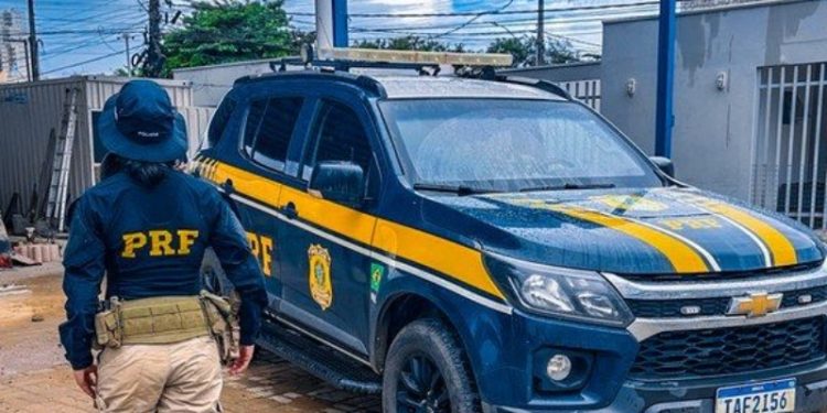 PRF apreende 85 kg de drogas escondidas em tubos no AM PRF apreende 85 kg de drogas escondidas em tubos no AM